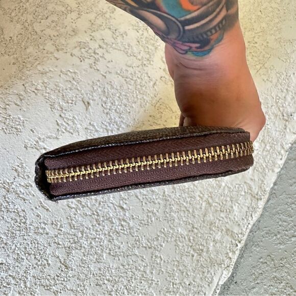 Michael Kors jet set brown & gold logo name plate zip around wallet - Picture 3 of 9